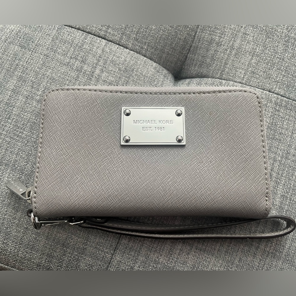 • Michael Kors Gray Wristlet Wallet New Without Tags